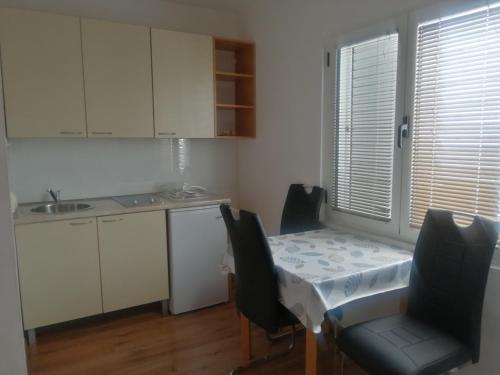 Dapur atau dapur kecil di Lyon Apartments