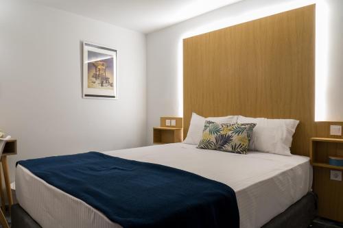 Postel nebo postele na pokoji v ubytování CHROMA Lodge Rafina
