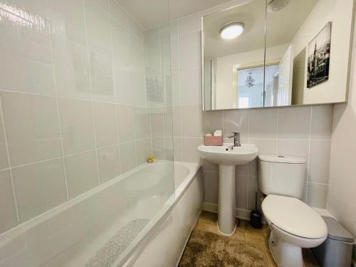Baño blanco con aseo y lavamanos en RATED 'EXCEPTIONAL' 3 BEDROOM HOUSE, SLEEPS 6, FREE PARKING, Near NEC, en Tile Hill