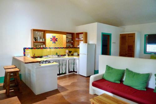 uma cozinha com um sofá e uma mesa num quarto em Apart-Hotel Garden Villa em Las Galeras