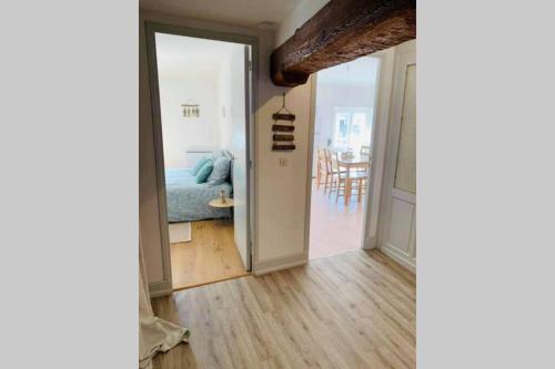 Zimmer mit einer Tür, die zu einem Schlafzimmer führt in der Unterkunft Charmant appartement T2 hypercentre de Mazamet in Mazamet