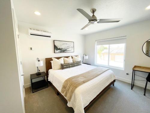Giường trong phòng chung tại New Family-Friendly Townhome w/ Pool & Hot Tub