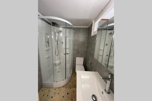 Ένα μπάνιο στο PANOS ROOMS Modern 3-Bedroom apartment