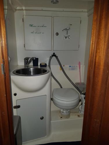 A bathroom at Séjour insolite voilier Mori Ora