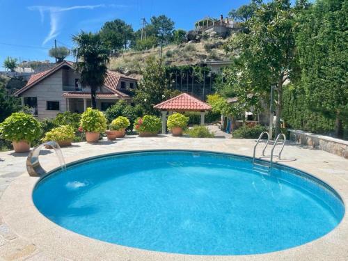 A piscina localizada em Chalet O Bótanico ou nos arredores