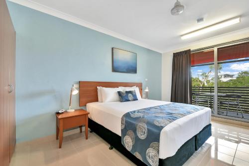 um quarto com uma cama grande e uma janela em Vitina Studio Motel em Darwin