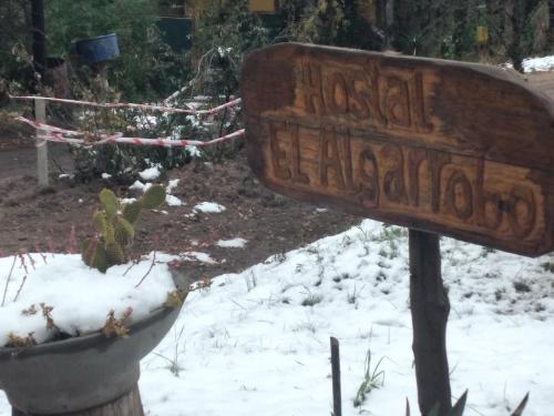 a sign in the snow next to a yard at Hostal El Algarrobo in Casa Grande