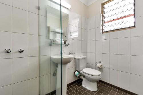 La salle de bains est pourvue de toilettes et d'un lavabo. dans l'établissement Vitina Studio Motel, à Darwin
