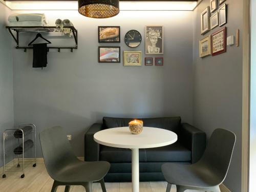 a table and two chairs and a couch in a room at Putnu pirts in Saulkrasti