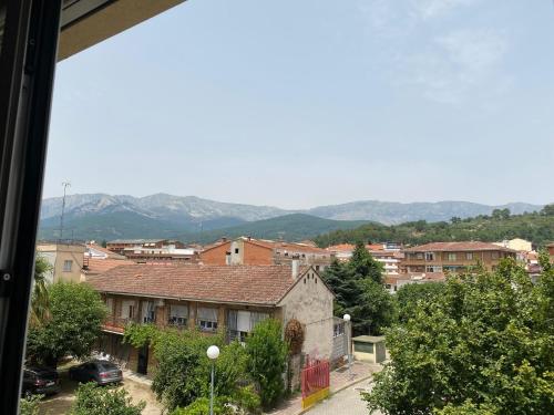 Una vista de una ciudad con montañas al fondo. en VUT LOURDES, en Arenas de San Pedro