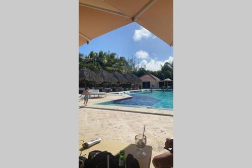 widok na basen w ośrodku w obiekcie Luxury, golf and comfort in the Caribbean w Punta Cana
