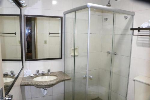 Uma casa de banho em UBERABA APART HOTEL