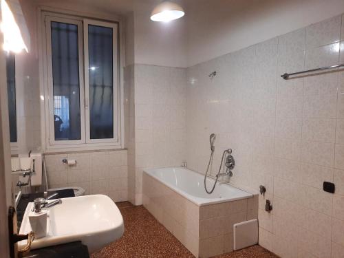 Een badkamer bij Appartamento Tolemaide