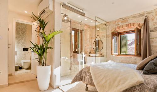 Luxury Studio Apartment Eminence Split in the old center of Split on Pjaca square, Split, Croaţia