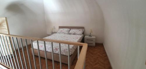um pequeno quarto com uma cama e uma escada em La casa nel barocco em Lecce