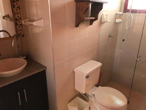 La salle de bains est pourvue de toilettes et d'un lavabo. dans l'établissement Casa Posada Maestro Carlos Aranguren, à Duitama