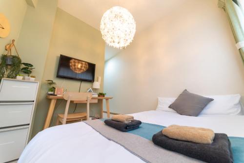 a bedroom with a bed with towels on it at nestay apartment tokyo ikebukuro in Tokyo