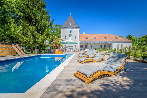 The swimming pool at or close to Herczeg Udvarház Poroszló