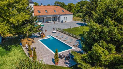 Vista de la piscina de Herczeg Udvarház Poroszló o d'una piscina que hi ha a prop