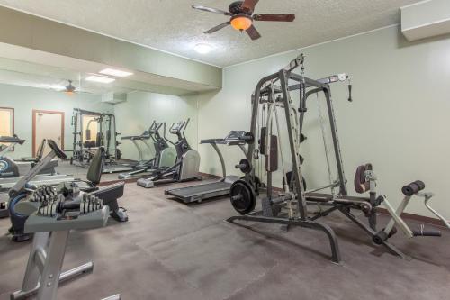 The fitness centre and/or fitness facilities at Econolodge Inn and Suites