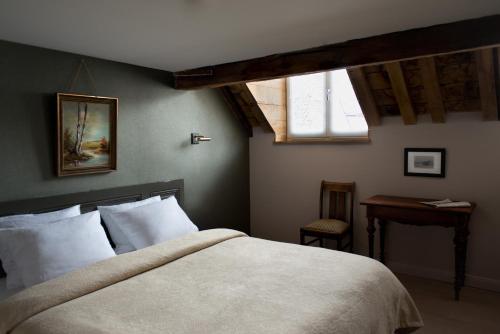a bedroom with a bed and a desk and a window at Boutique hotel Sint Jacob in Maastricht