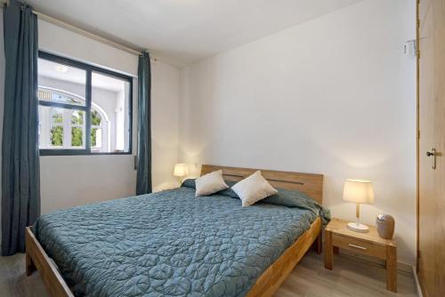 a bedroom with a large bed and a window at Apartamento La Barrosa in Chiclana de la Frontera