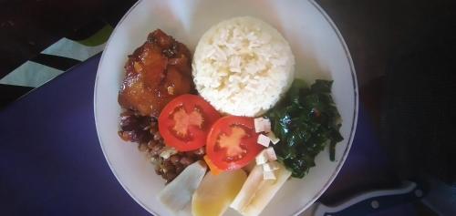 a white plate of food with rice and vegetables at Ciza e Rose in Portela