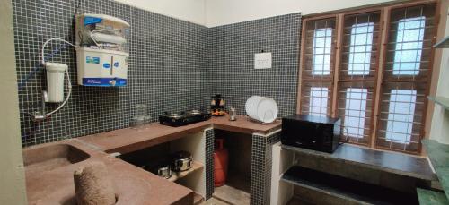 W łazience znajduje się umywalka i wanna. w obiekcie Garden House w mieście Mysuru