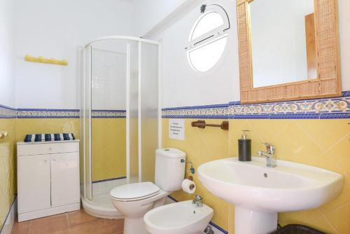 La salle de bains est pourvue d'un lavabo, de toilettes et d'une douche. dans l'établissement Finca Abril 2 Piscina Compartida, à Roche