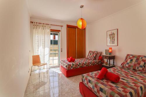 ein Wohnzimmer mit einem Sofa und einem Stuhl in der Unterkunft Casa do Algarve in Albufeira