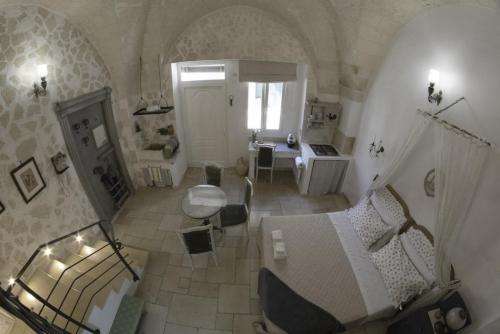 - Vistas aéreas a una habitación con cama y baño en Dimora Baronia, en Latiano