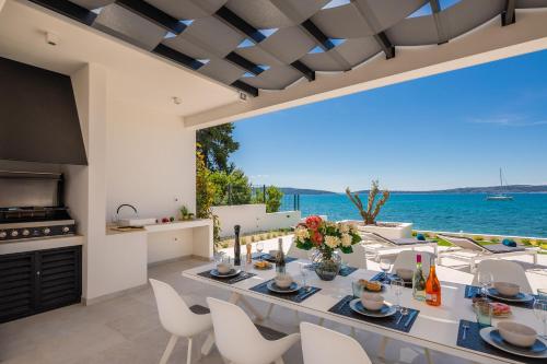 Beachfront Villa The View with Pool