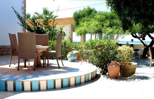a patio with a table and chairs and plants at Casa Mia in Ouled Kacem