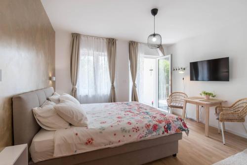 - une chambre avec un lit et une télévision murale dans l'établissement Sweet, à Rovinj