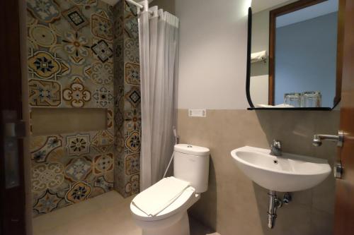 A bathroom at Hotel Youstay Semarang by Sinergi
