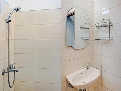 a bathroom with a sink and a mirror at OYO 90489 Kejora Homestay in Jakarta