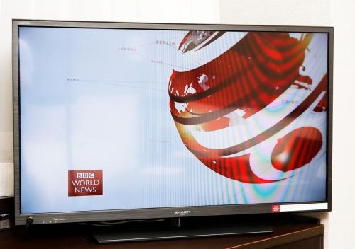 TV a/nebo společenská místnost v ubytování APA Hotel Hakata Ekimae 3Chome