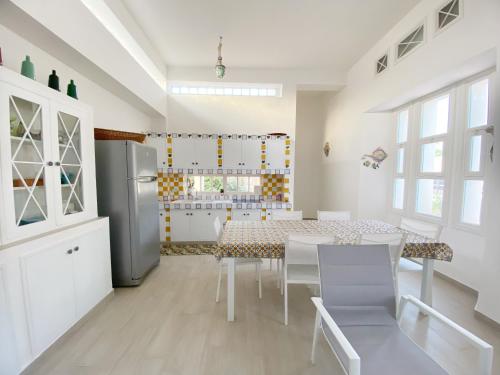cocina y comedor con mesa y sillas en I Reitani San Lorenzo, en Reitani