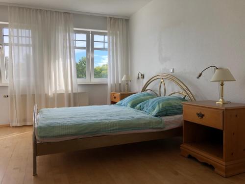 黑灵斯多夫Ferienwohnung Villy Seepark 711的一间卧室，里面有一张床、一张桌子和一扇窗户