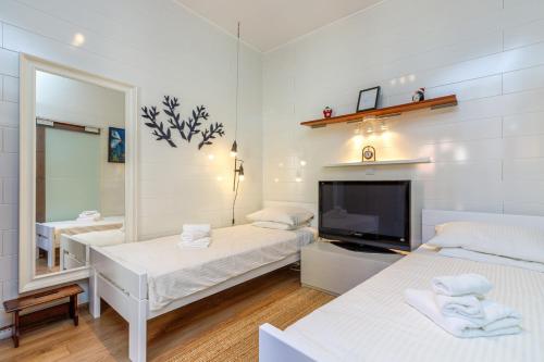 En eller flere senge i et værelse på Two bedroom Apartment La Mer