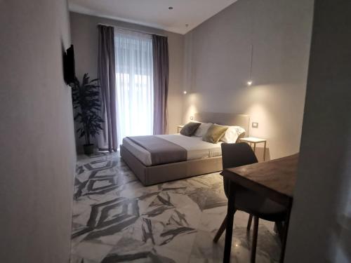 una camera d'albergo con letto, tavolo e sedia di TOLEDO CLASS a Napoli