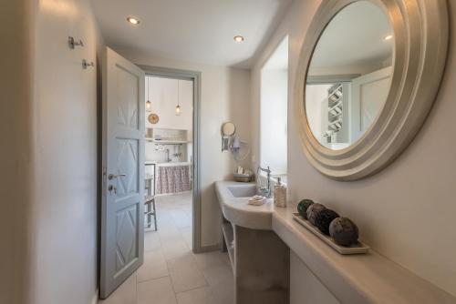 ein Bad mit einem Waschbecken und einem Spiegel in der Unterkunft Sunset Studio in Plaka Milos