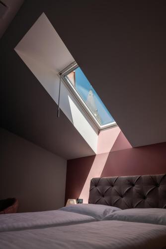 a bedroom with a bed and a window at Dvorec Gregorčič in Smarjeske Toplice