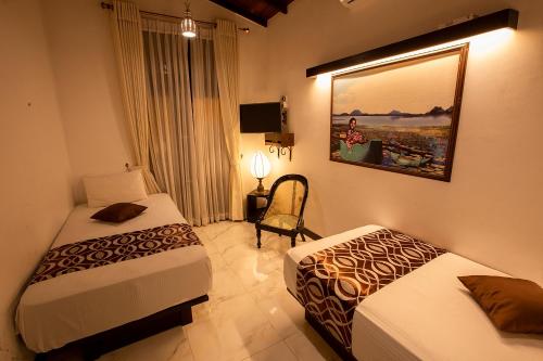 Habitación de hotel con 2 camas y ventana en Huluganga Ridge, Kandy en Kandy