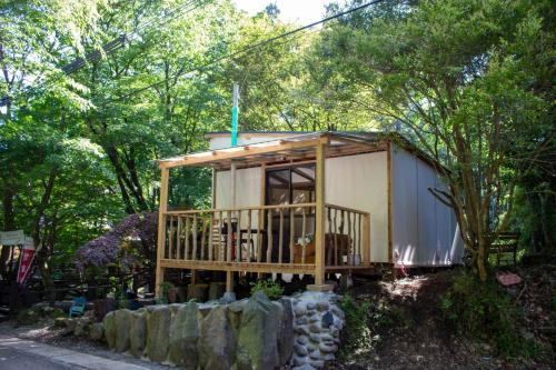 una casita en medio de un bosque en Glamping Himeshara - Vacation STAY 43046v, en Kirishima