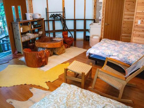 Zimmer mit Holzmöbeln auf dem Boden in der Unterkunft Glamping Himeshara - Vacation STAY 43046v in Kirishima