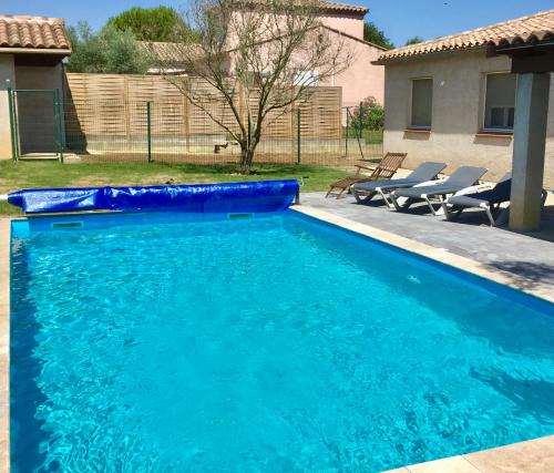 - une piscine d'eau bleue dans la cour dans l'établissement Résidence Alpha Centauri, à Carcassonne