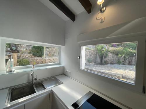 Monte PegoにあるVilla Finca Costa Blanca "El Refugio"; Monte Pego bei Deniaのシンクと窓のあるキッチン