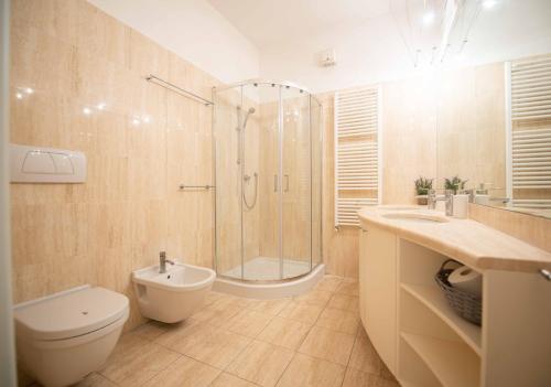 uma casa de banho com um chuveiro, um WC e um lavatório. em Leoncino Apartment em Verona