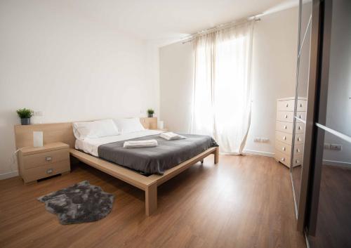 una camera con letto e cassettiera di Leoncino Apartment a Verona